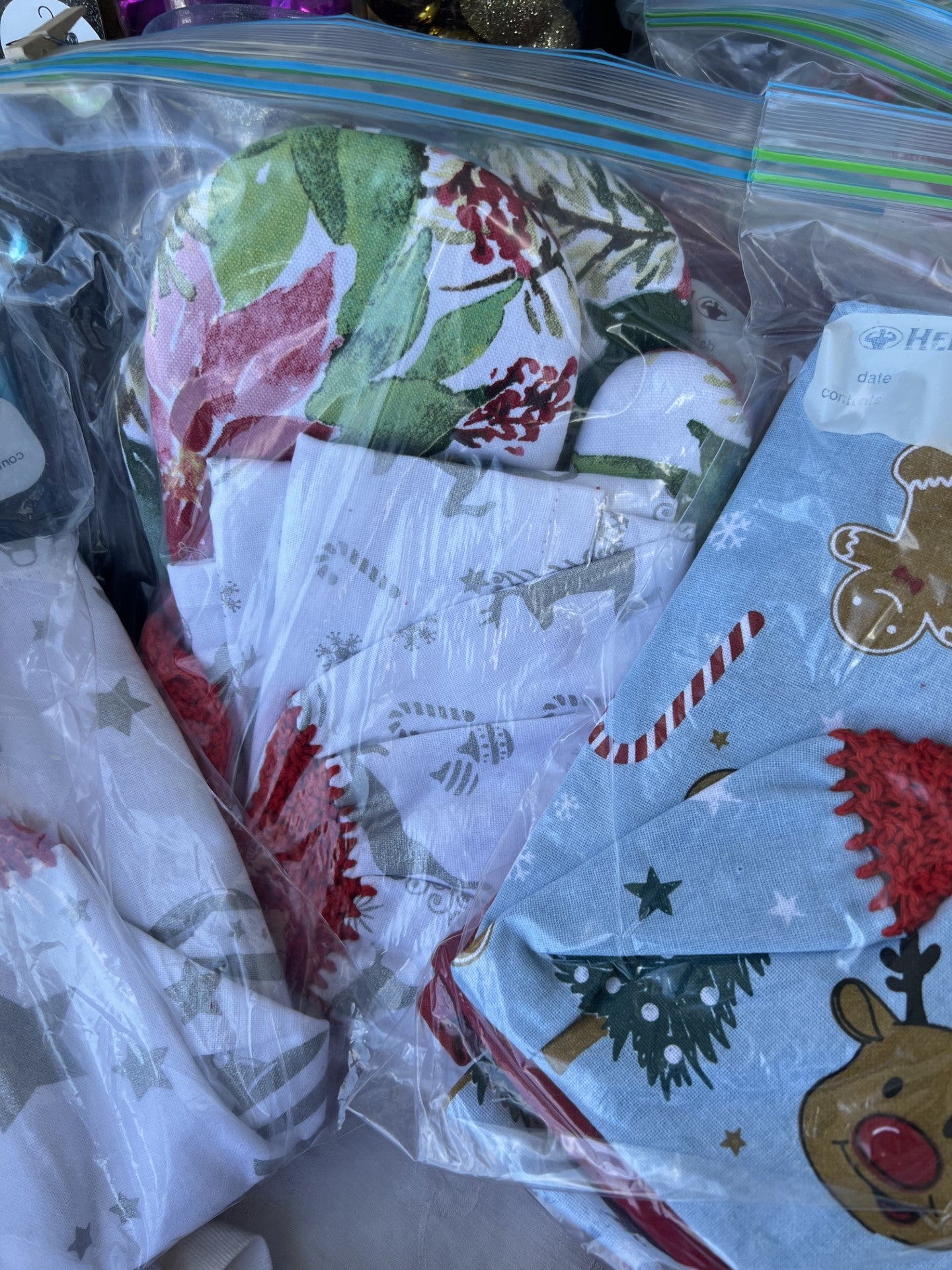 Christmas Sentimental 4 Piece Kitchen Set Tea Towels and Mitts