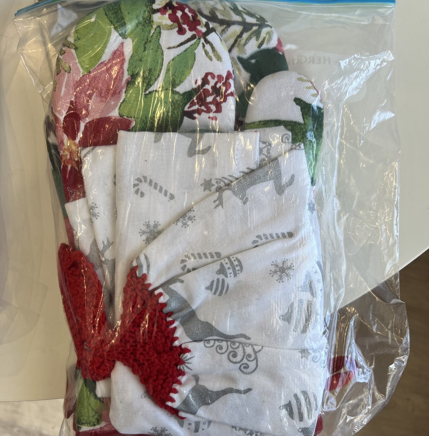 Christmas Sentimental 4 Piece Kitchen Set Tea Towels and Mitts
